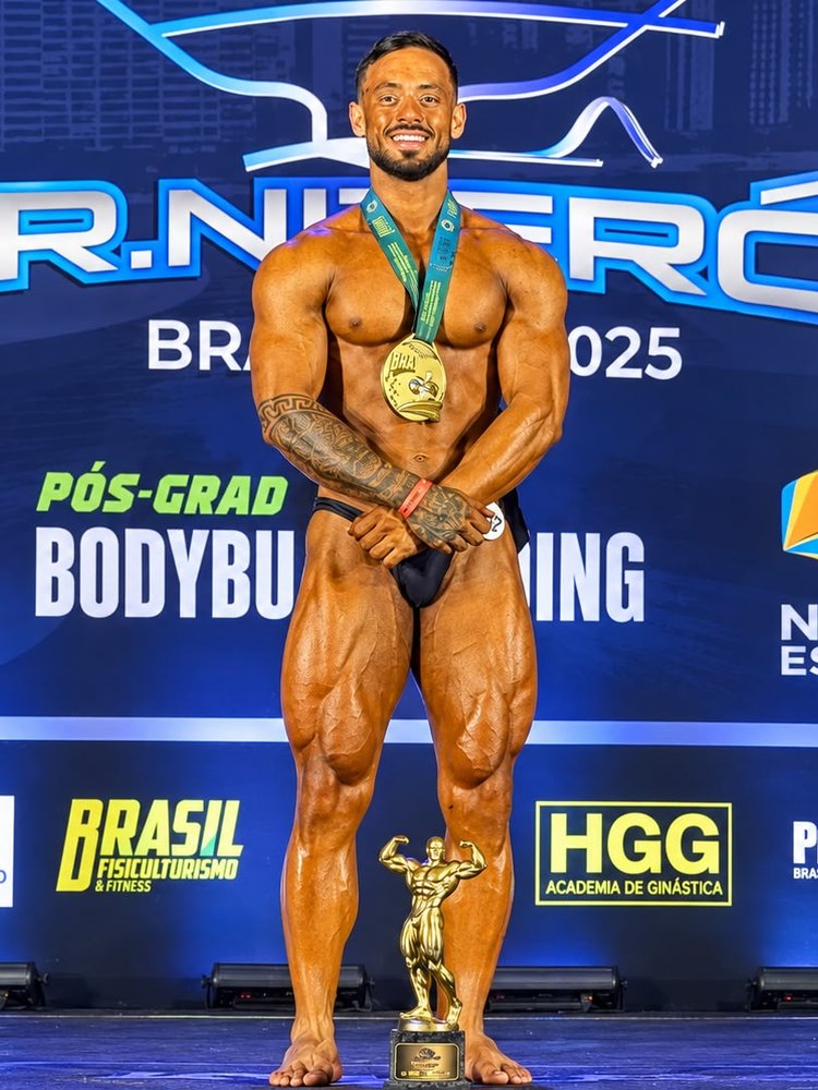 Gabriel Silvestre no palco do Mr. Niterói 2025, com medalha e troféu